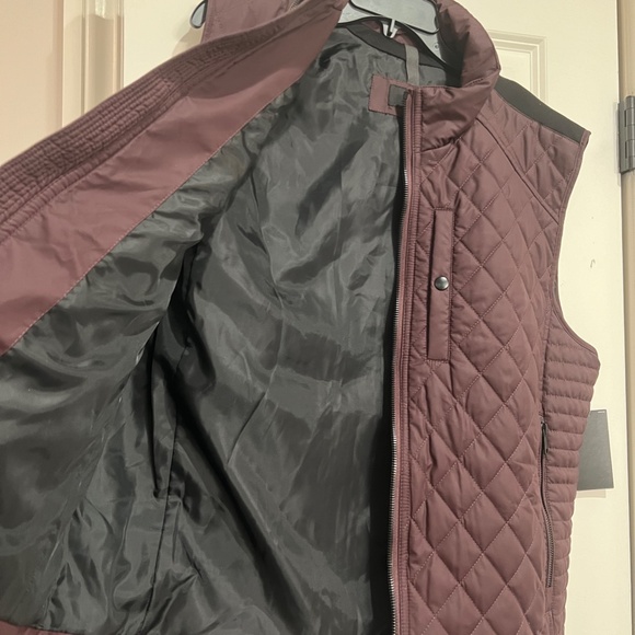 Murano Men's Large Quilted Burgundy Vest - Picture 4 of 8